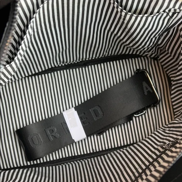 Ah-dorned | Classic Black Metallic Tote Bag w/ Crossbody Strap & Bag Charm Chain - Picture 10 of 17